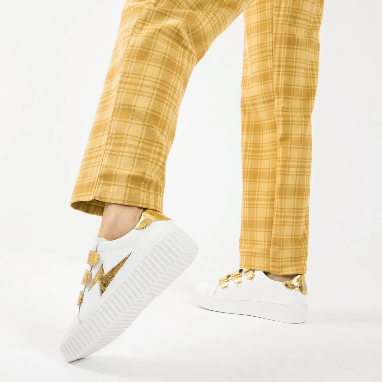 Vanessa Wu Sneakers>Baskets Eclair Jane Blanches En Cuir A Scratchs Or