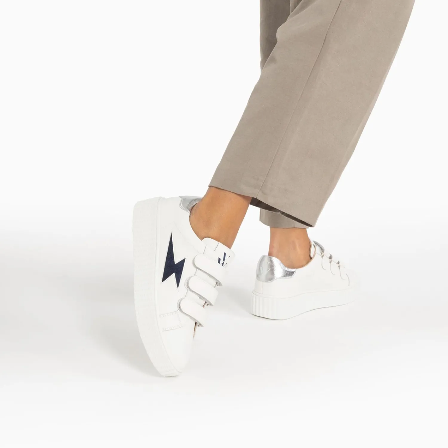 Vanessa Wu Sneakers>Baskets Eclair Kim Blanc Et Bleu Marine A Scratchs