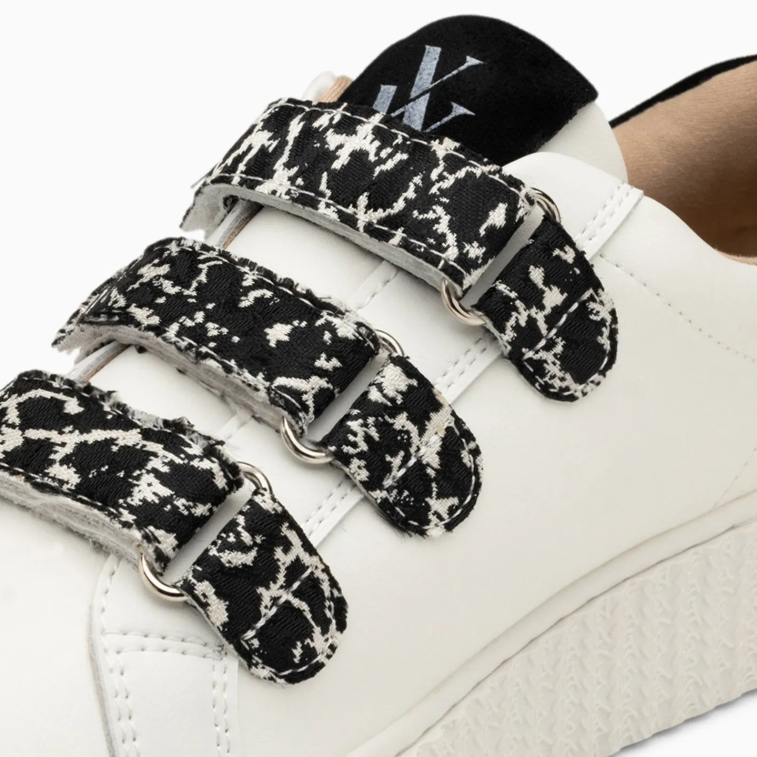 Vanessa Wu Sneakers>Baskets Eclair Lyanna Blanc Et Argent A Scratchs Leopard Noirs
