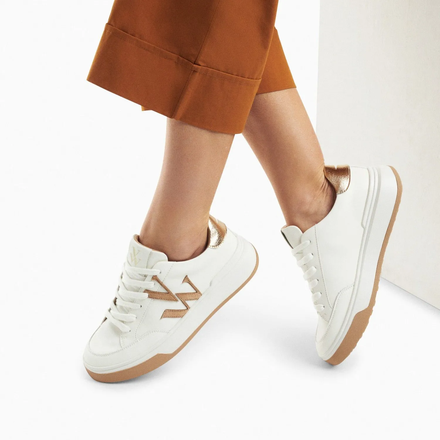 Vanessa Wu Sneakers>Baskets Monogramme Candice Blanc Et Beige