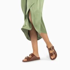 Vanessa Wu Sandales Plates>Mules Plates Celia Marron Verni A Boucles Oversize